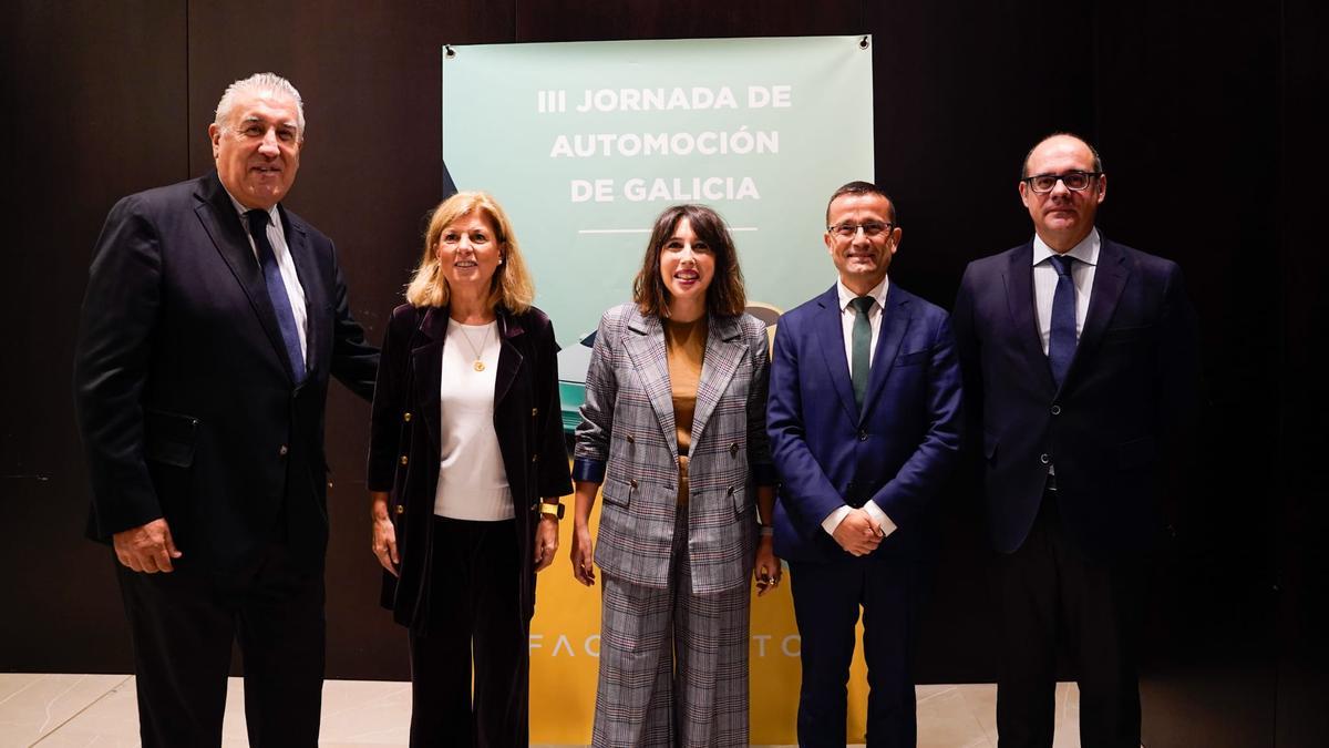 María Jesús Lorenzana (c), asistió ayer a la cita