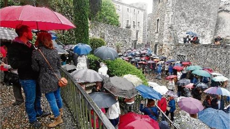 La pluja no frena l&#039;afluència al Barri Vell