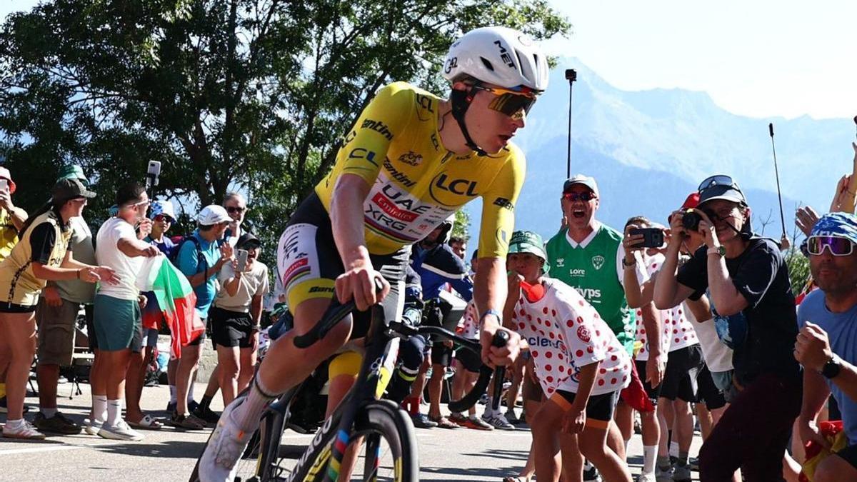 Tadej Pogacar, en plena ascensió a l’Alpe d’Huez, ahir.