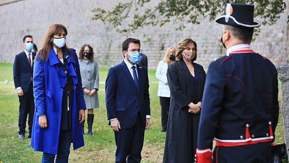 El president Pere Aragonès amb Laura Borràs i Ada Colau en l’ofrena a Companys a Montjuïc | JORDI BEDMAR/PRESIDÈNCIA