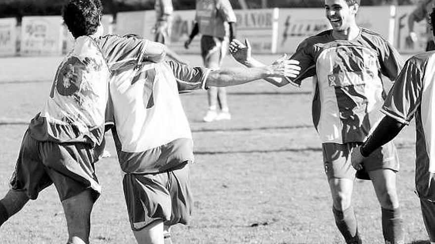 Los jugadores del Avilés celebran un gol en el campo del Colloto.