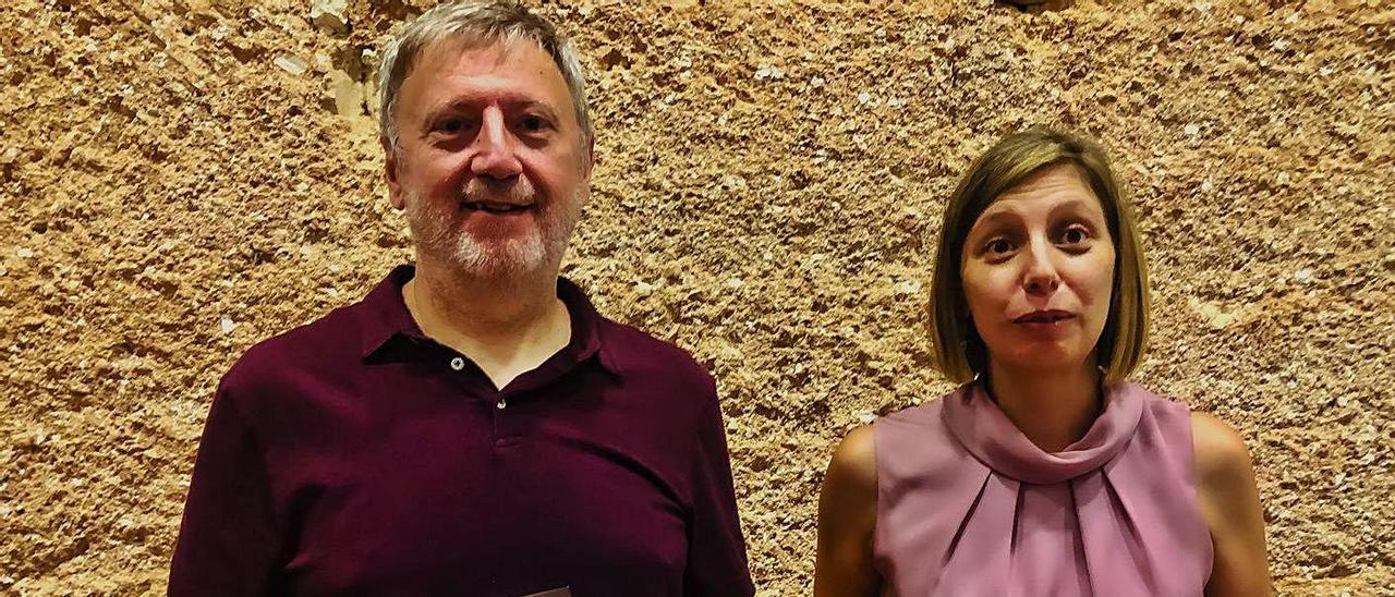 Pere Salas y Joana Maria Pujadas posan con su nueva publicación.