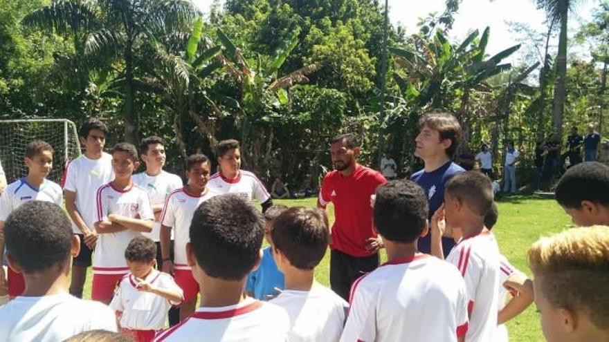 Caco Morán, con los jóvenes de la escuela de la República Dominicana.