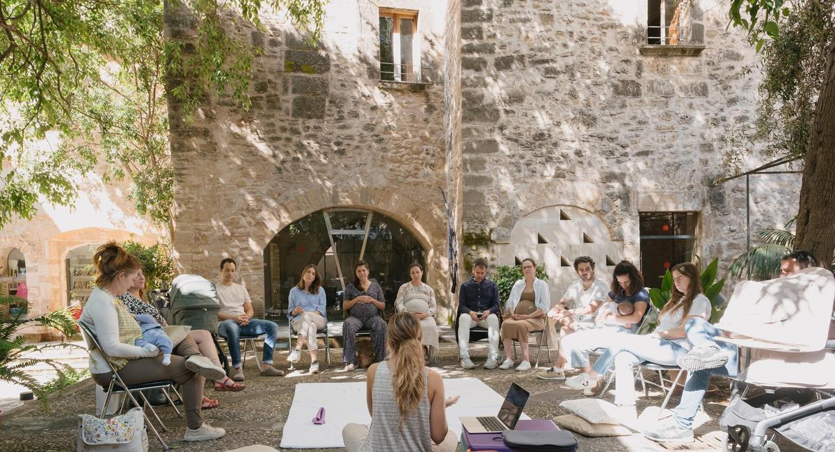 La jove acompanyant del nadó i la dona a l'Espai Nounat d'Alcúdia.