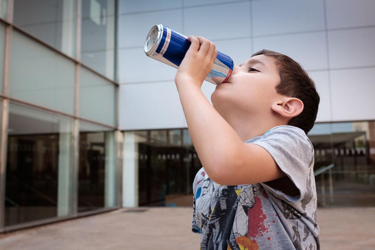 Un niño toma una bebida energética, imagen que será más difícil de ver con la nueva legislación.