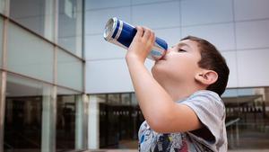 Un niño toma una bebida energética, imagen que será más difícil de ver con la nueva legislación.