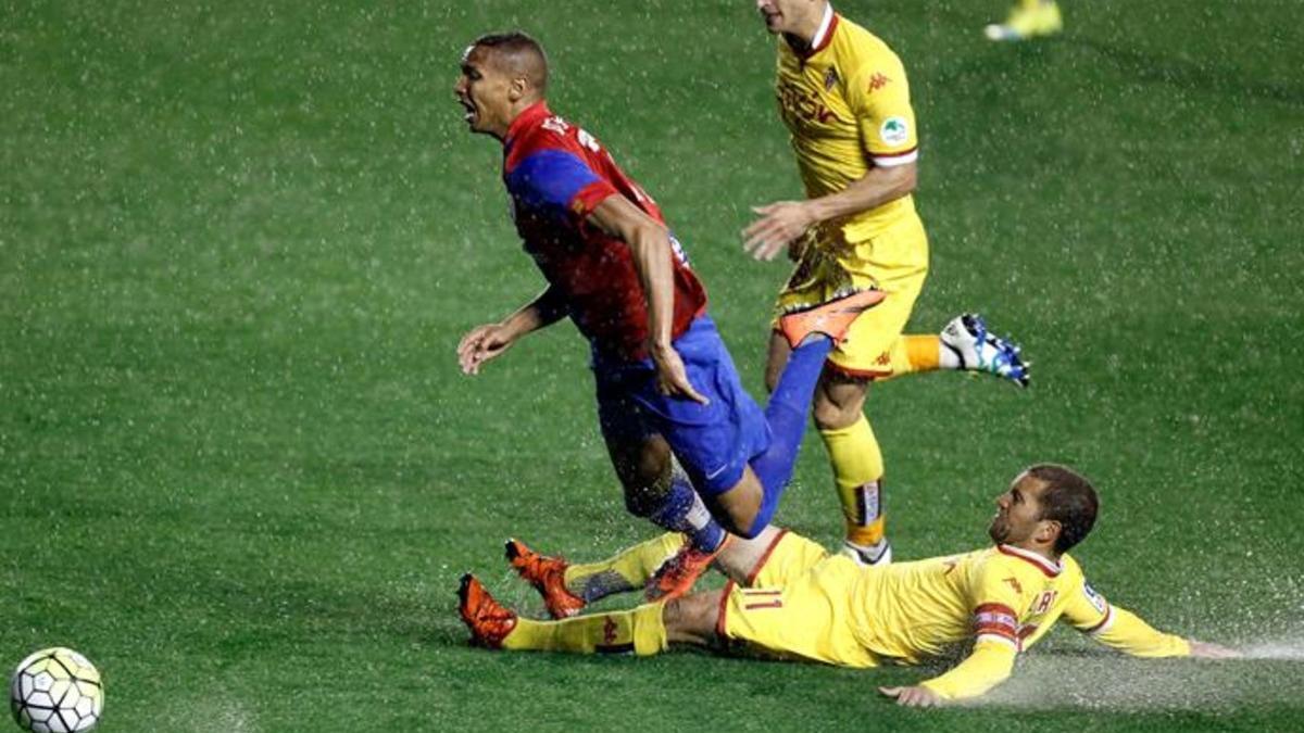 Lora y Deyverson sufren los efectos de la lluvia en el Ciutat del València