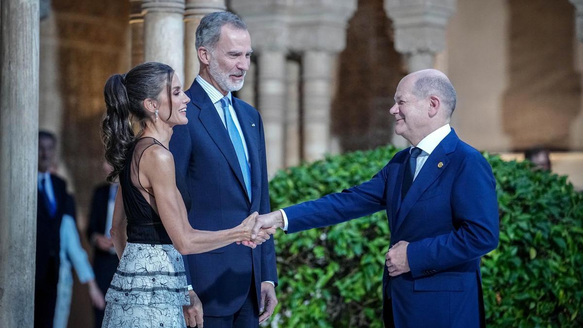 Los Reyes de España junto a Olaf Scholz, presidente aleman, en la II Cumbre de la Comunidad Económica Europea