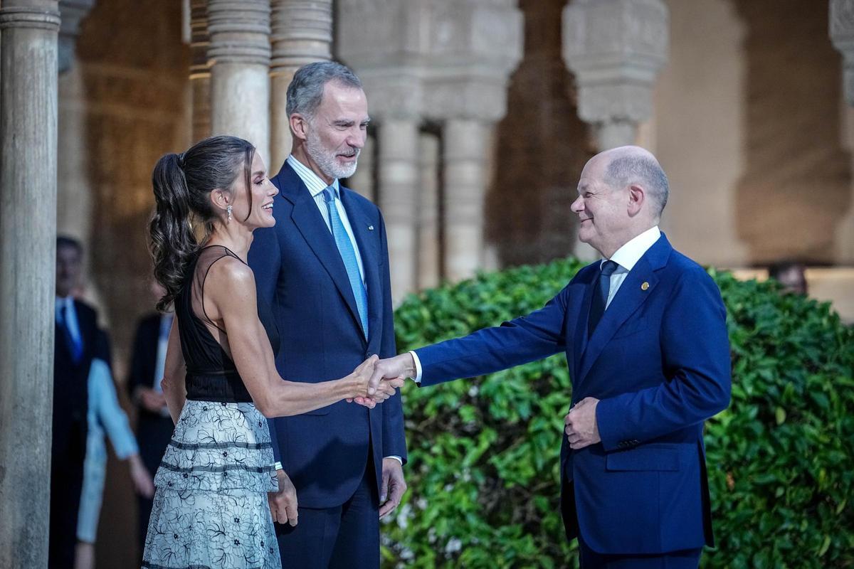 Los Reyes de España junto a Olaf Scholz, presidente aleman, en la III Cumbre de la Comunidad Económica Europea en Granada
