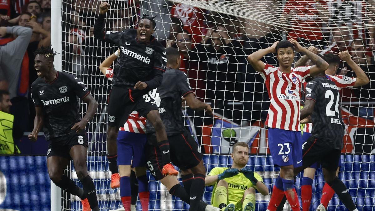 Los jugadores del Bayer Leverkusen celebran el penalti fallado por el Atlético de Madrid a la finalización del encuentro correspondiente a la fase de grupos de la Liga de Campeones que han disputado hoy miércoles en el estadio Metropolitano, en Madrid.