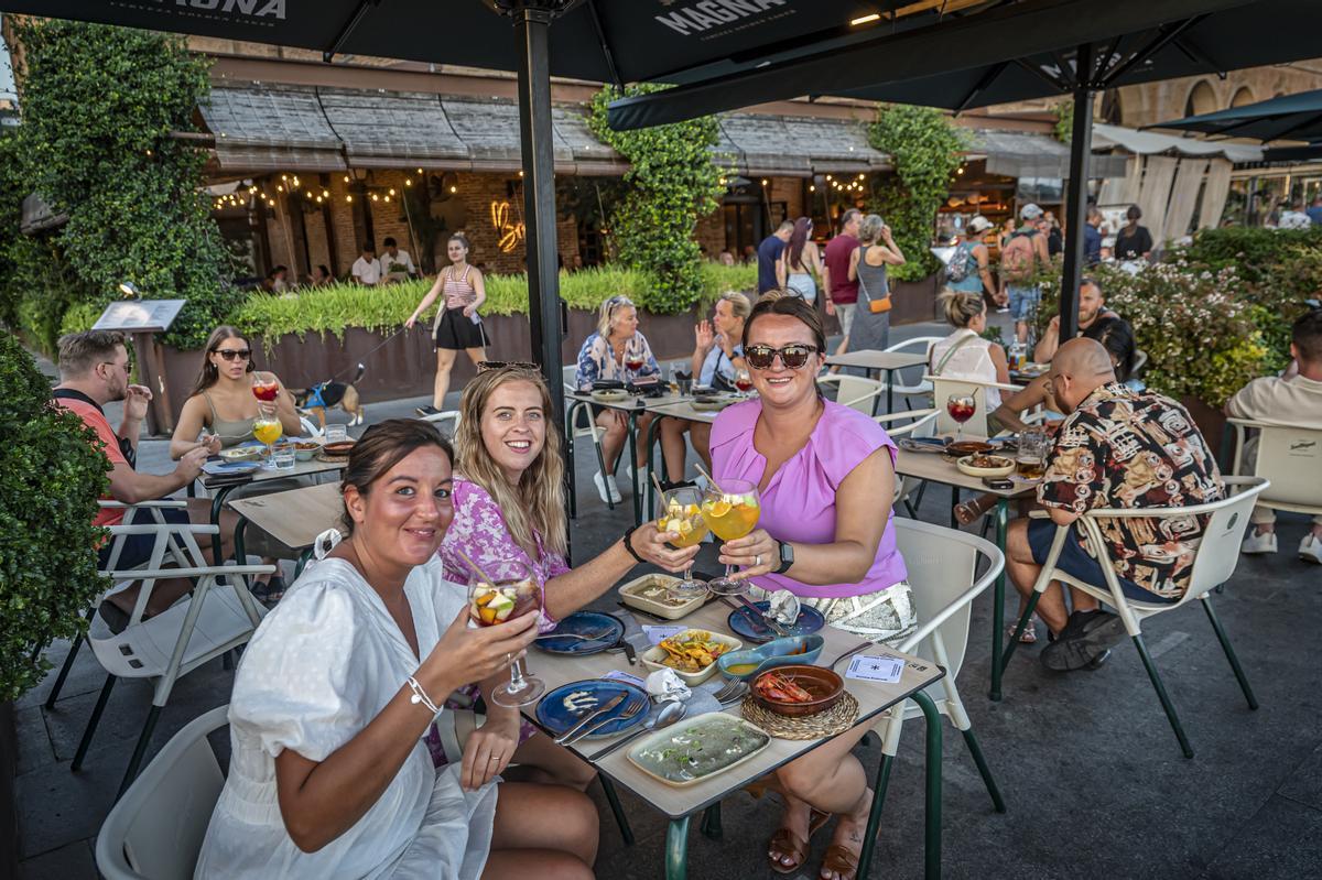 Turistas tomando algo en una terraza de la Barceloneta.