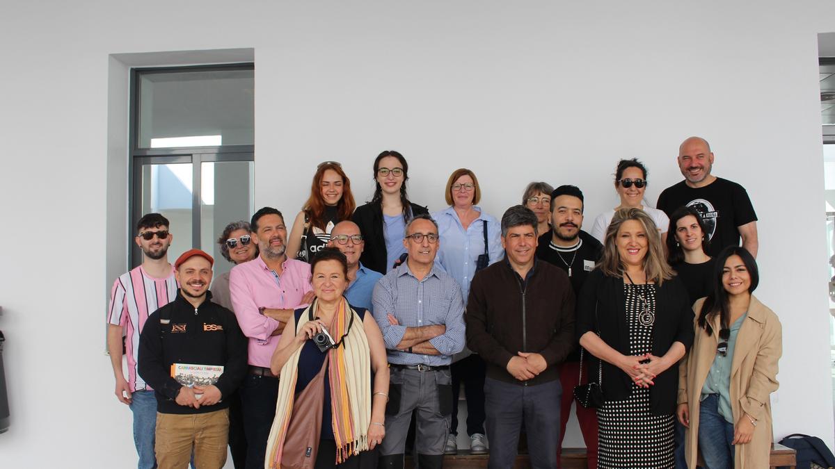 Los artesanos participantes en el proyecto, junto a Rafael Llamas, Manuel Carmona y Joaquín Feria.