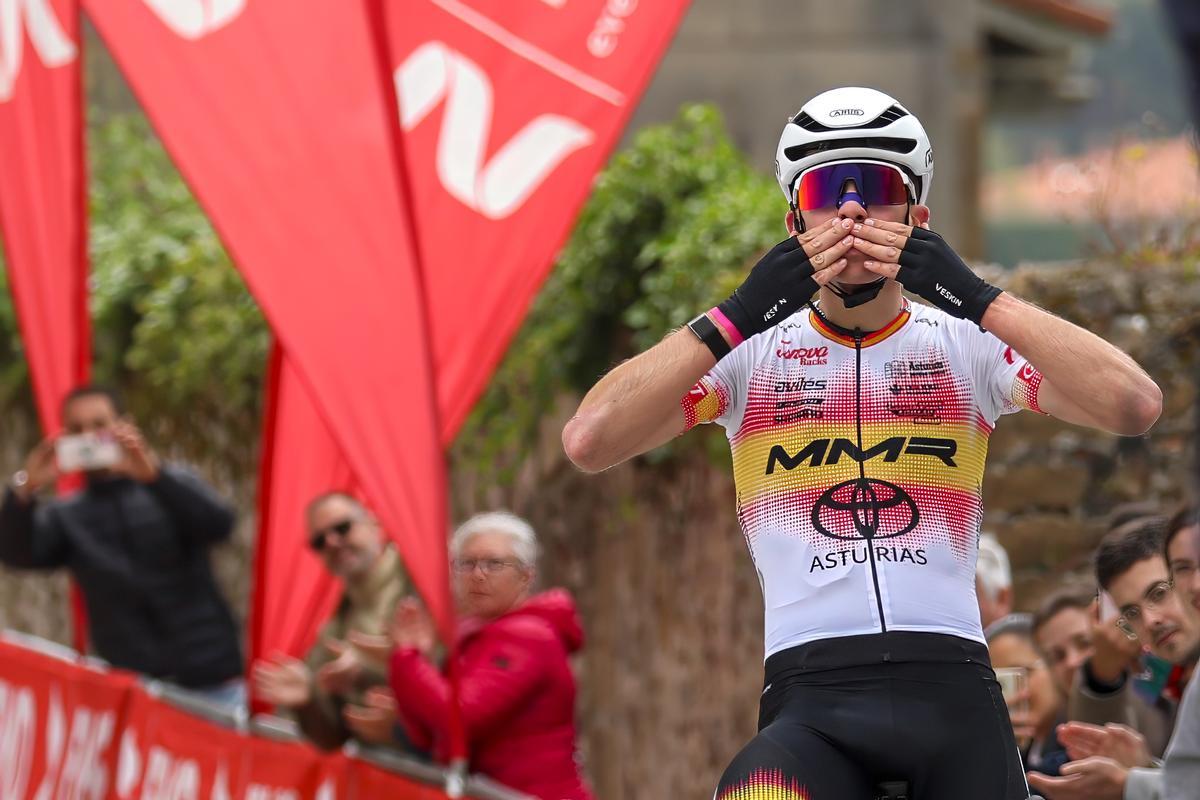 Benjamín Noval celebra su triunfo en la Vuelta a los Valles Cántabros