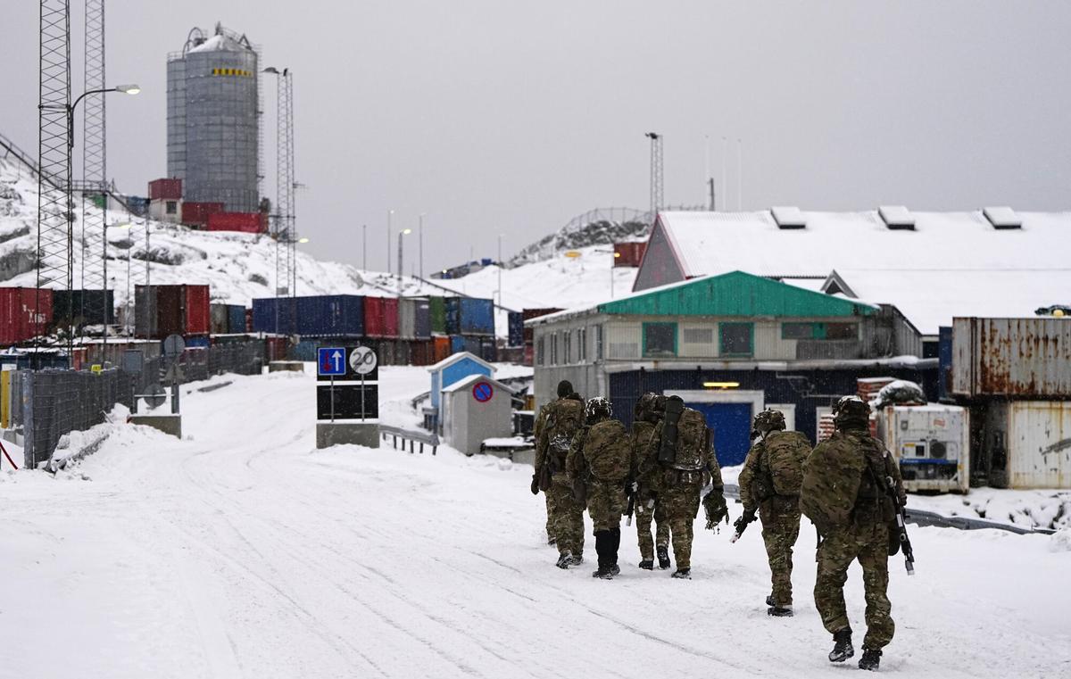 FOTODELDÍA Nuuk (Groenlandia), 18/01/2026.- Soldados daneses desembarcan en el puerto de Nuuk, Groenlandia, este domingo. El Departamento de Defensa danés continuará con su mayor presencia militar con ejercicios militares junto con varios aliados de la OTAN en Groenlandia y sus alrededores en 2026.