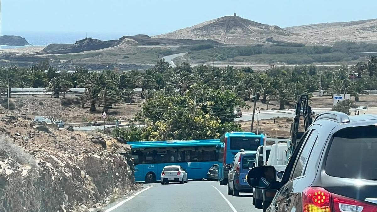 El aparatoso accidente de una guagua de Global en Ojos de Garza, en imágenes