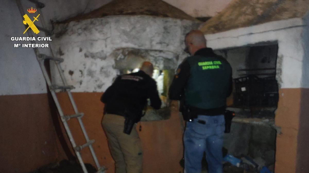 La Guardia Civil, en el registro de la finca de Valsequillo donde el detenido mató a los dos perros