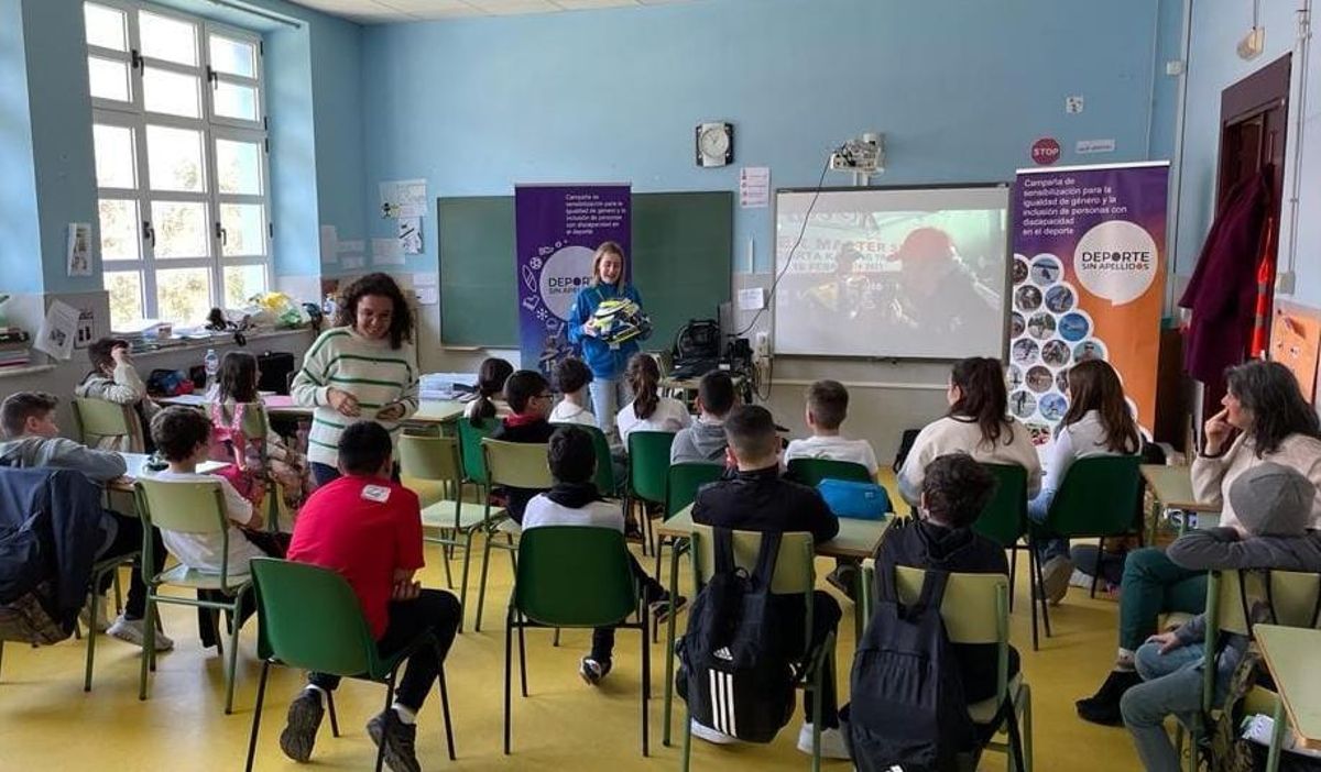 Actividad en el eje de igualdad de género, de la mano de la piloto Alba Vázquez Redondo, en el Colegio Público Asturamérica en el concejo de Cudillero.