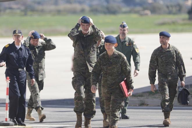 FOTOS | El Rey Felipe supervisa unas prácticas militares que se celebran en Baleares