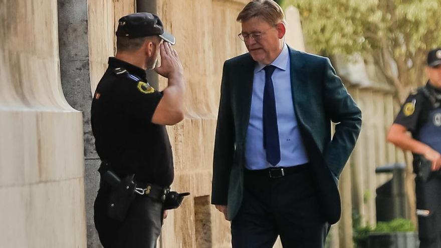 Ximo Puig, entrando este viernes al Palau de la Generalitat.