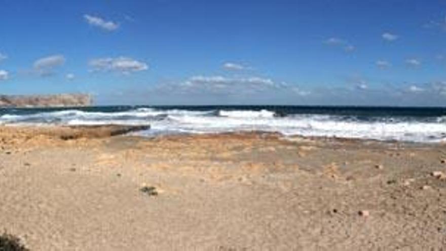 El temporal ensancha con más arena la «nueva» playa de Xàbia y se traga el Portet