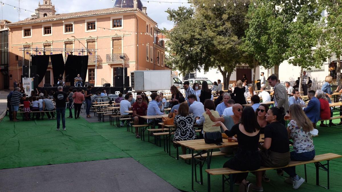 La plaza Sagrada Familia se convierte estos días en una gran terraza al aire libre para comer y escuchar música.