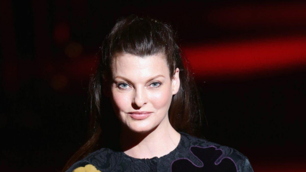 Linda Evangelista regresa a la moda tras su traumática operación estética