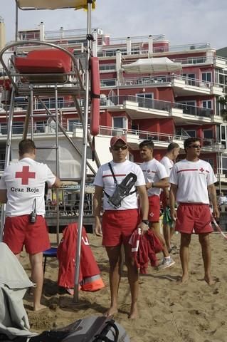 Equipo de Cruz Roja de la playa de Las Canteras