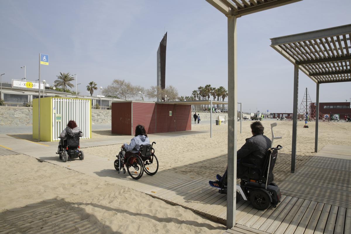 Personas con discapacidad que hacen uso del servicio de baño asistido en las playas de Barcelona