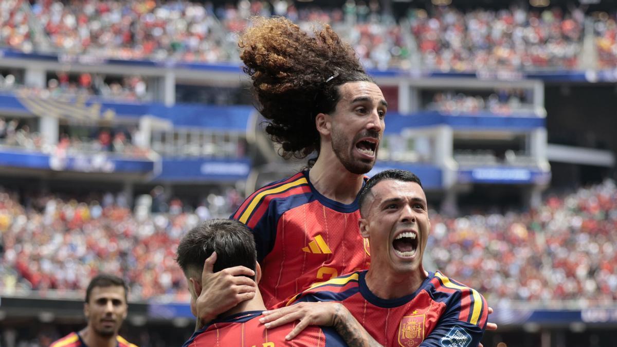 Jugadores de España celebran un gol de Pedro Porro (d) este jueves, en un partido por los dieciseisavos de final del Mundial de la FIFA 2026 entre España y Austria en el estadio SoFi en Los Ángeles (Estados Unidos).