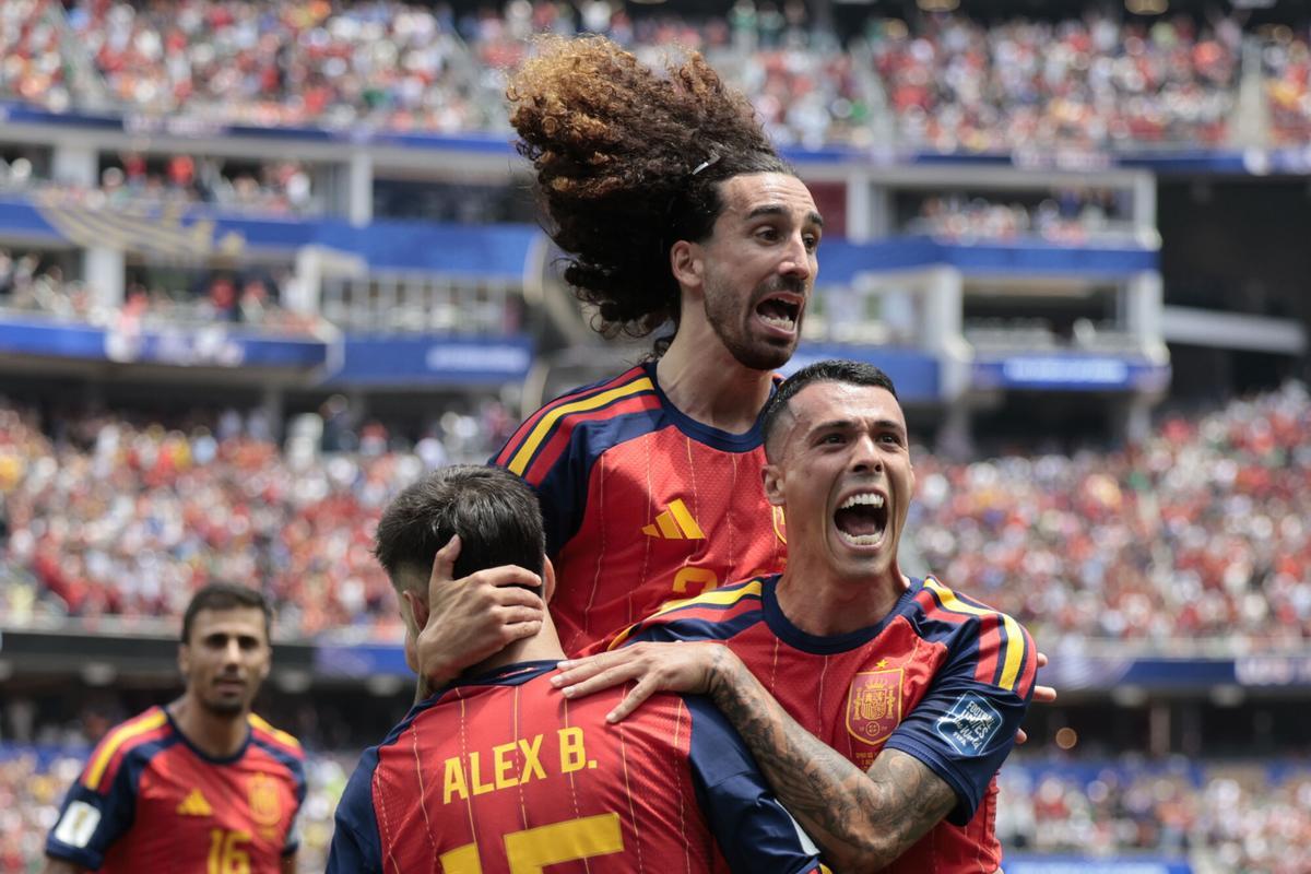 AMDEP7797. LOS ÁNGELES (ESTADOS UNIDOS), 02/07/2026.- Jugadores de España celebran un gol de Pedro Porro (d) este jueves, en un partido por los dieciseisavos de final del Mundial de la FIFA 2026 entre España y Austria en el estadio SoFi en Los Ángeles (Estados Unidos). EFE/ Lavandeira Jr