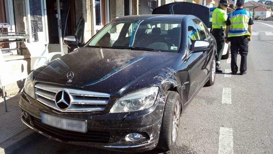 Un Mercedes aparcado en el lugar recibió el impacto del Opel. // G.N.