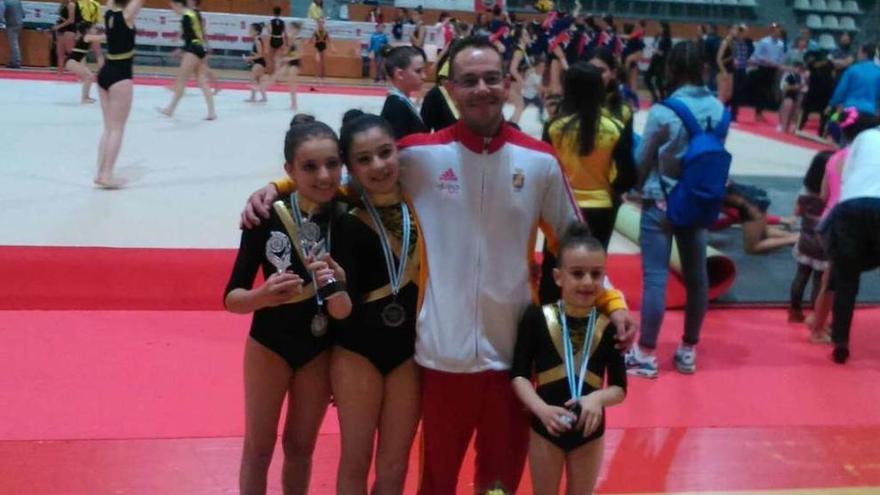 El trío de infantiles posa con su entrenador Pablo Hinojar.