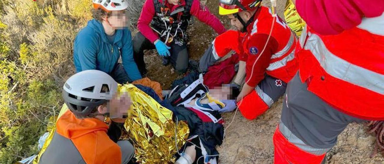 Rescatan a dos jóvenes que cayeron desde 20 metros de altura en el Morro de Toix en Calp