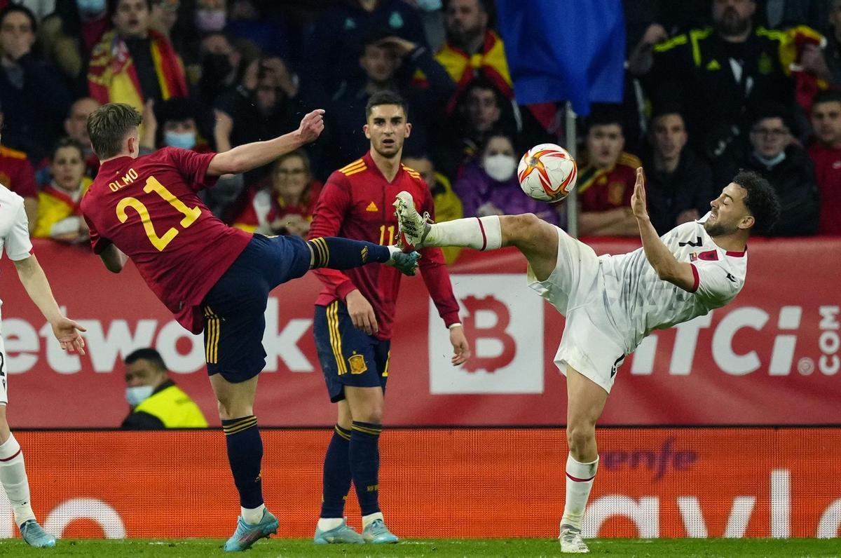 Dani Olmo y Ferran Torres, en un momento del España-Albania.