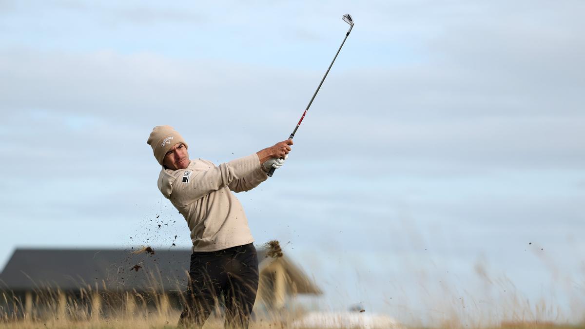 Iván Cantero ejecuta su segundo golpe en el hoyo 17 de Carnoustie durante la segunda jornada del Alfred Dunhill Links Championship.