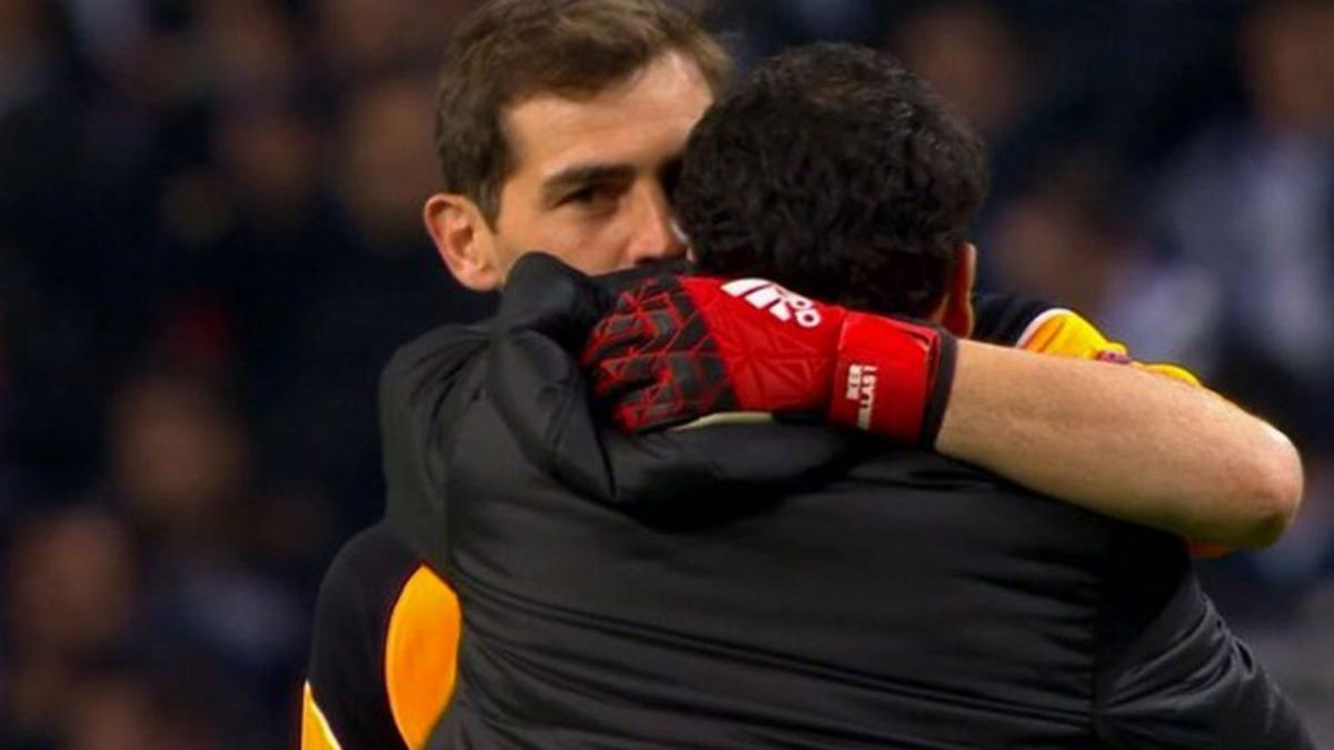 Casillas y Alves se abrazaron en el Oporto - Juve