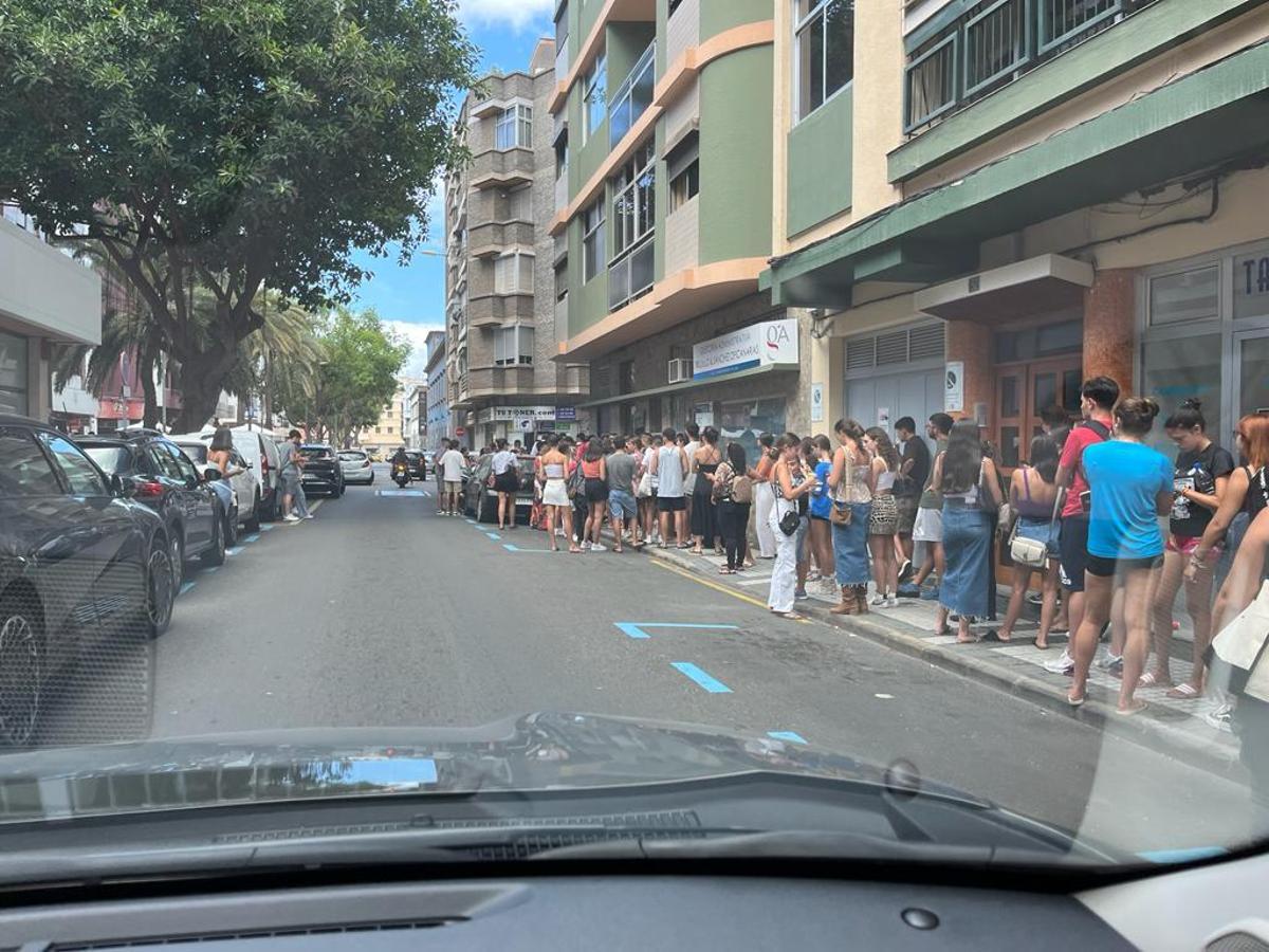 Colas para conseguir la entrada del concierto de Quevedo en Las Palmas de Gran Canaria