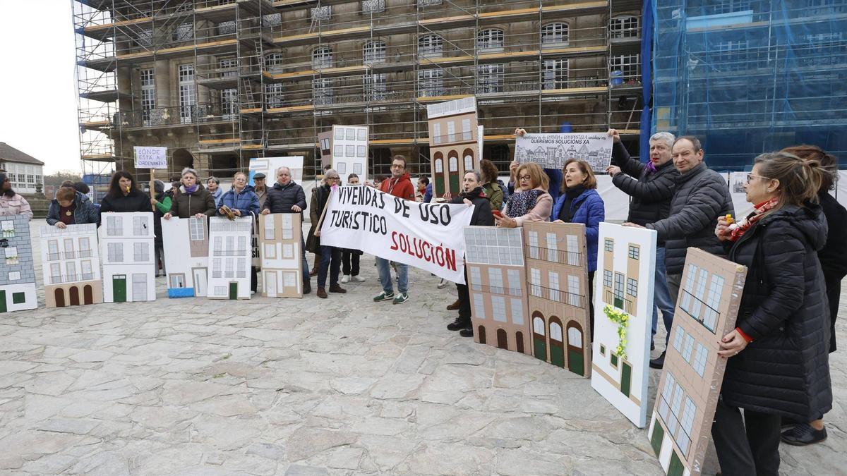 Protesta de propietarios de VUT diante do Concello de Santiago o pasado xaneiro