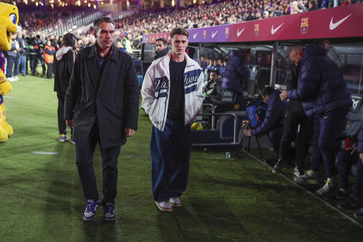 Gavi siempre está en primera línea ayudando a sus compañeros en el Barça