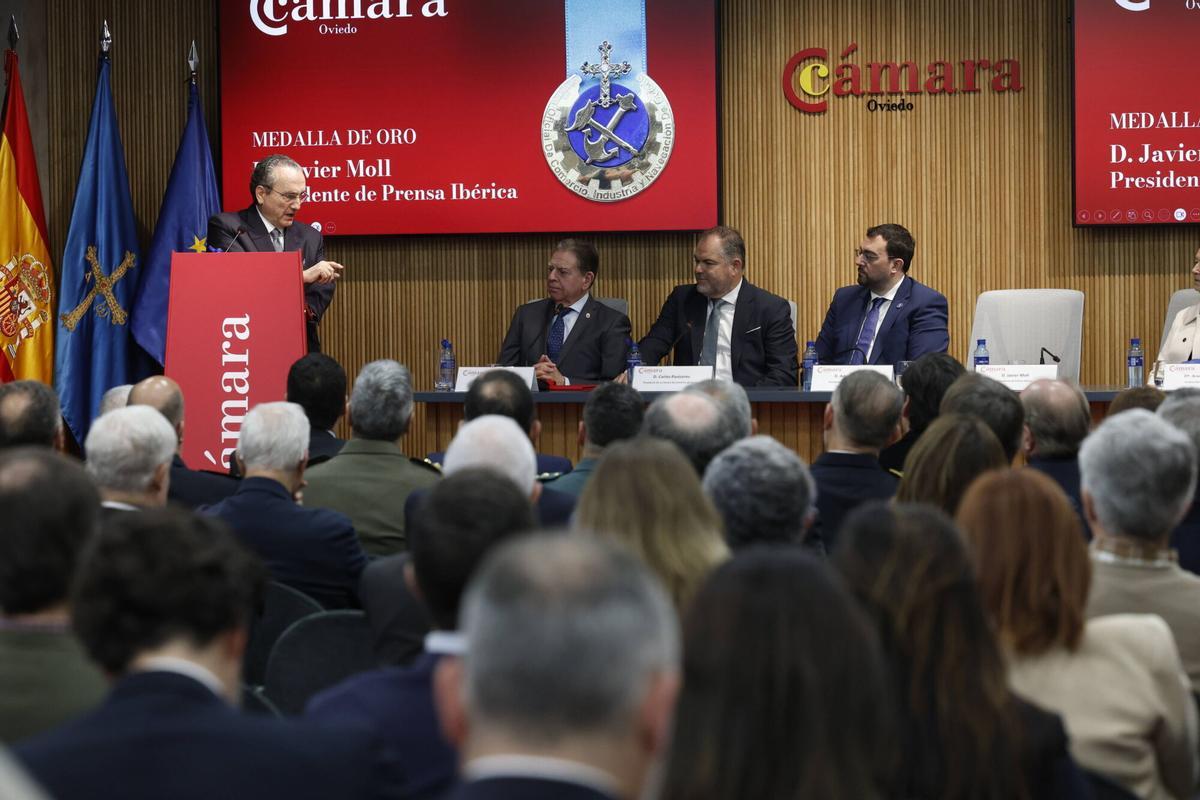 La Cámara de Comercio de Oviedo concede su Medalla de Oro a Javier Moll, presidente de Prensa Ibérica
