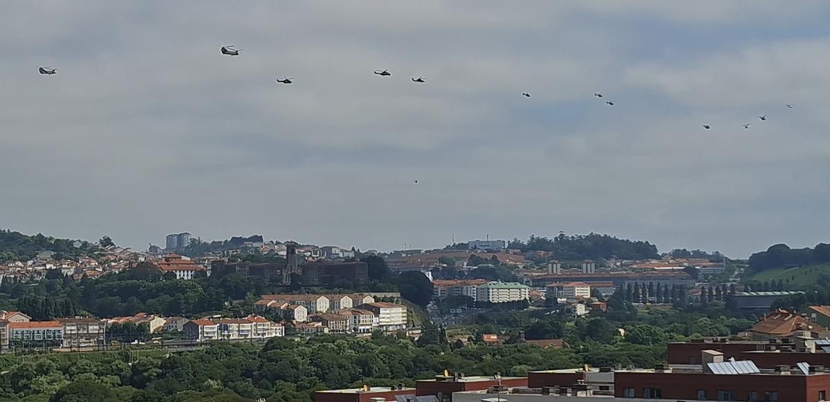 Los helicópteros militares de las Fuerzas Armadas sobrevolando Satiago este sábado