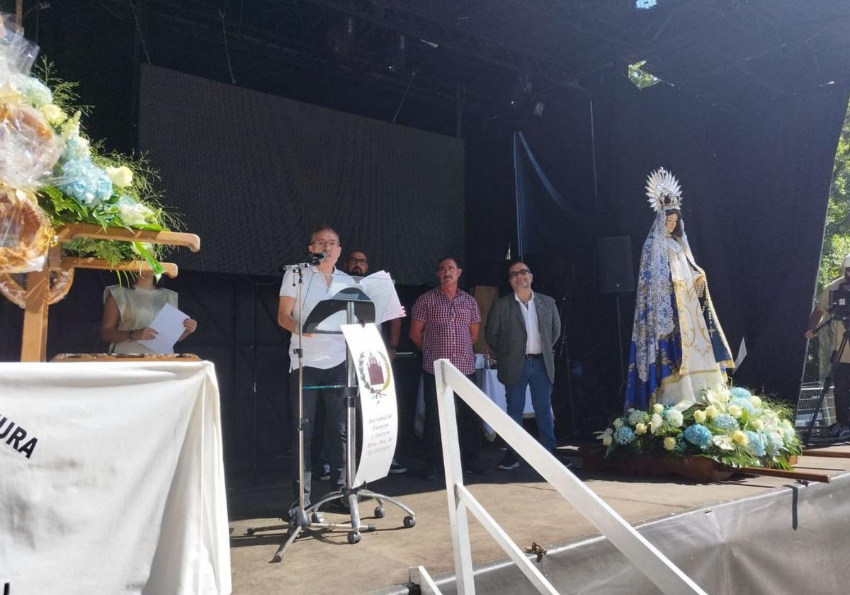 Bernabé Fernández, en el atril, leyendo el pregón de María Neira. | D. O.