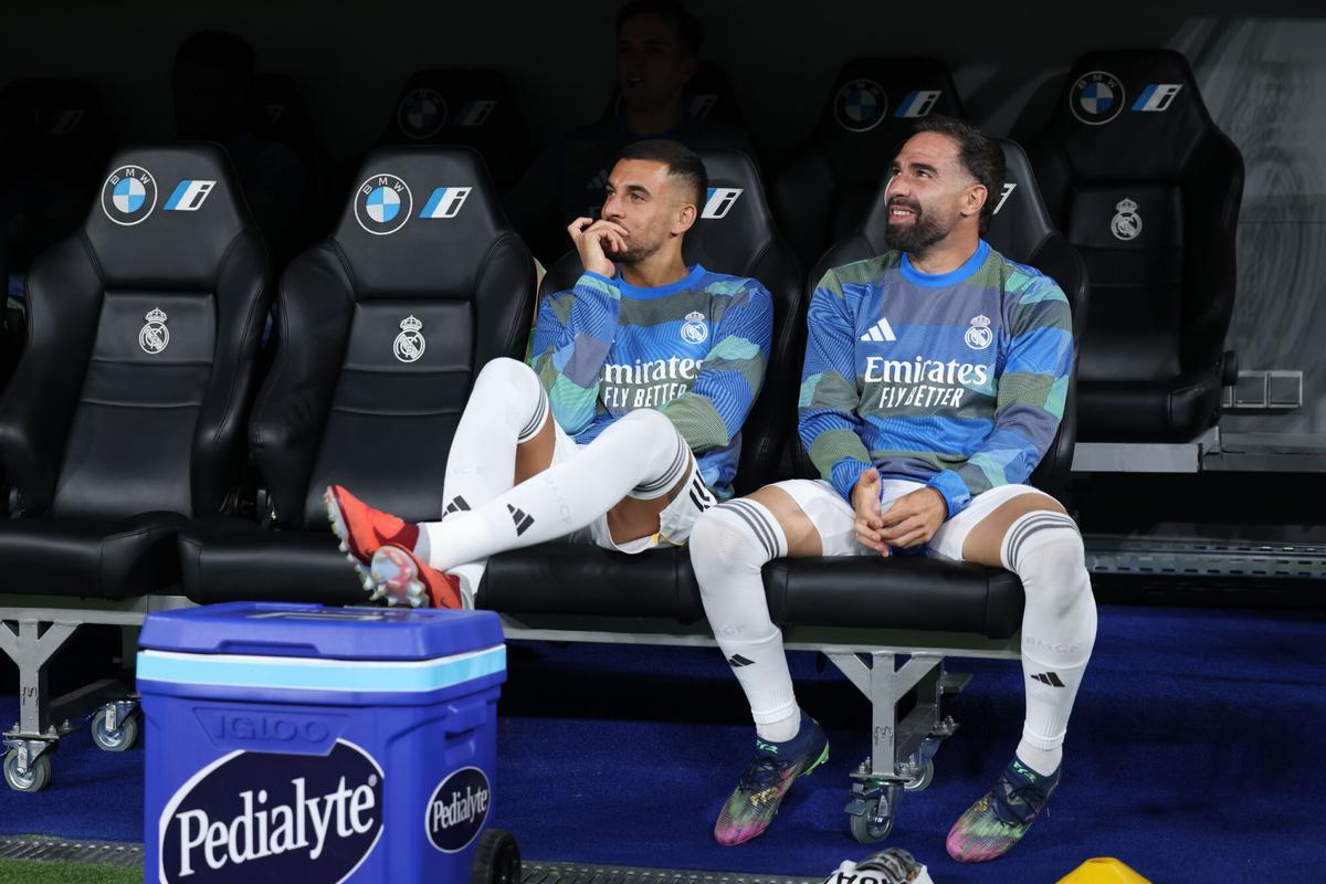 Dani Ceballos y Dan Carvajal, en el banquillo del Bernabéu.