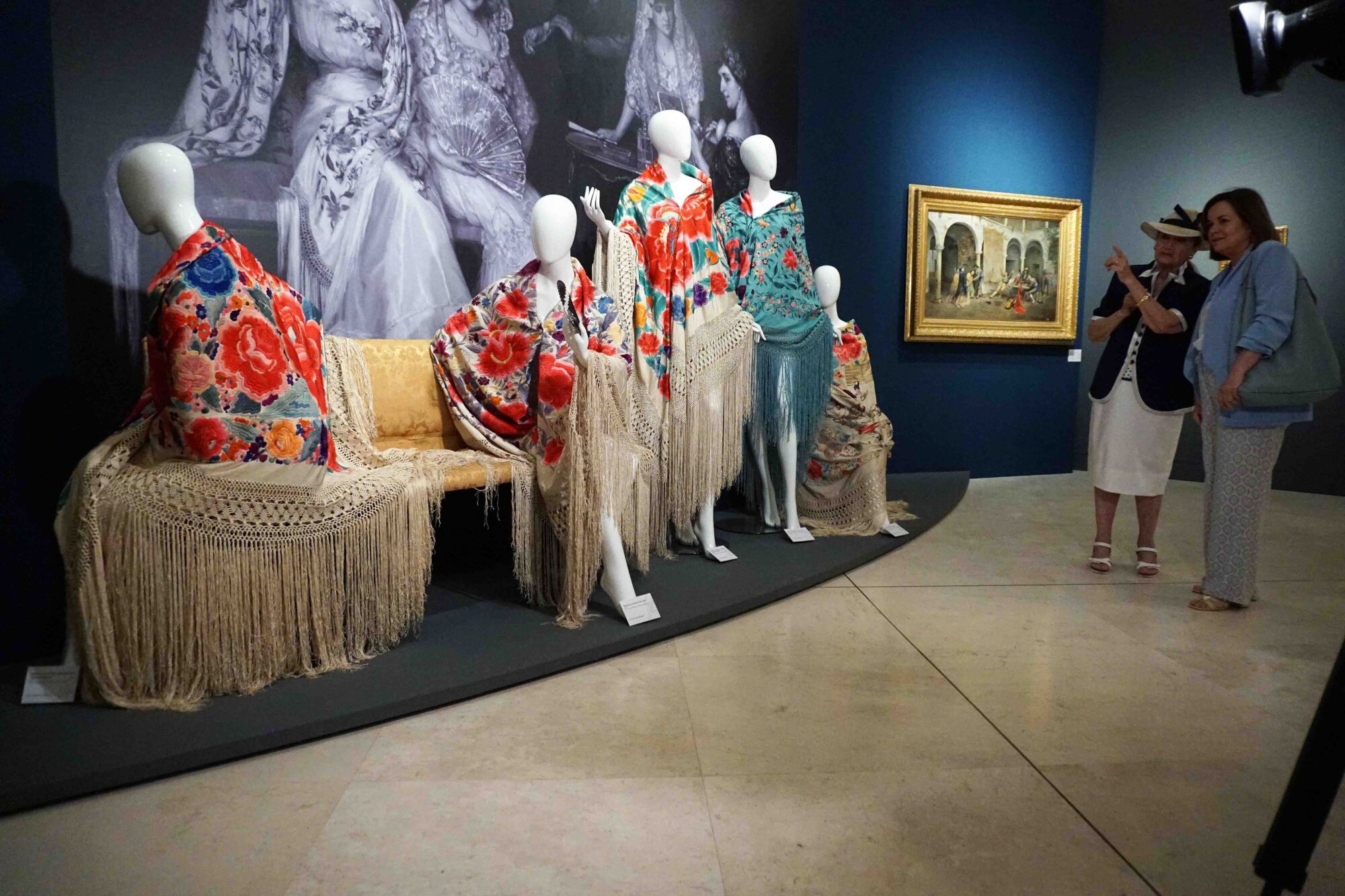 El delegado de Turismo, Cultura y Deporte, Carlos García, presenta la exposición 'El mantón de Manila. Colección Perraut en el Museo de Málaga', con la asistencia de la directora del Museo de Málaga, María Morente; Encarnación Perraut, dueña de la colección de mantones, y su hijo Jesús Burgos Perraut