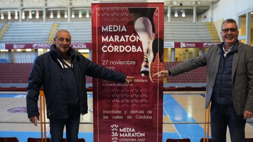 Fermín Cacho y Manuel Torrejimeno, en la entrega de dorsales de la Media de Córdoba.