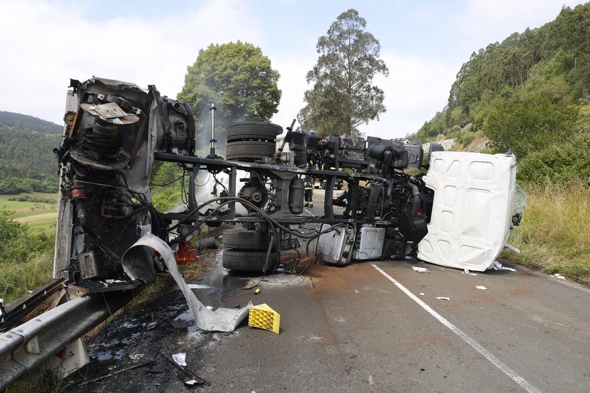 EN IMÁGENES: El espectacular accidente de un camión cisterna con gas en la Autovía del Cantábrico, a la altura de Colunga