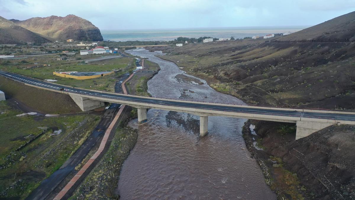 Vista aérea del barranco de La Aldea de San Nicolás corriendo por las lluvias de la borrasca Therese