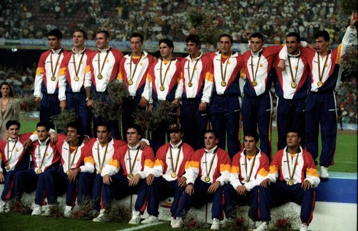 Els 20 integrants de la selecció, al podi amb la seva medalla d’or. L’equip espanyol va aconseguir l’èxit més important de la seva història. Els 20 integrants de la selecció, al podi amb la seva medalla d’or. L’equip espanyol va aconseguir l’èxit més important de la seva història.