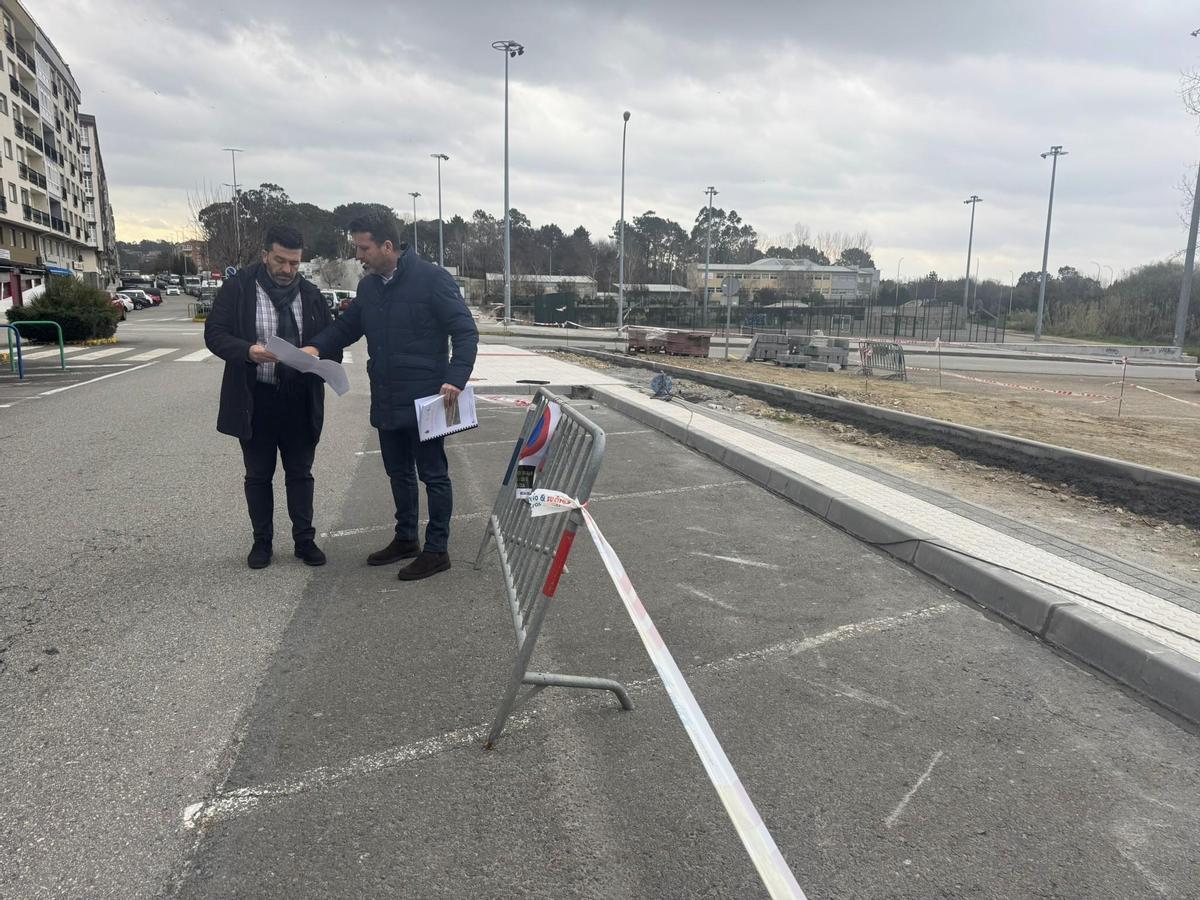El edil de Urbanismo, Luis Ruiz, izquierda, y el alcalde, José Ramón Romero, supervisando las obras.