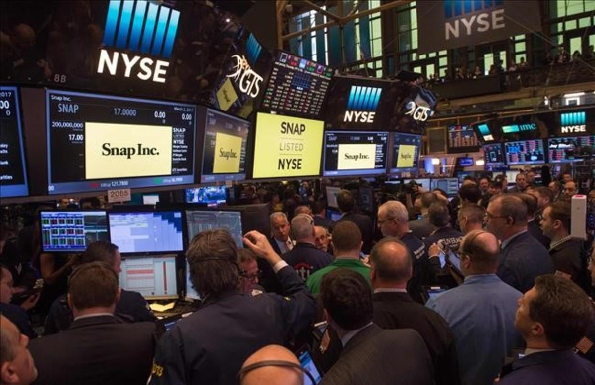 undefined37517384 traders work on the floor during the snap inc  ipo at the ne170304165050